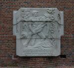 De ietwat gehavende gedenksteen in het monument.
              <br/>
              Richard Keijzer, 2014-12-03